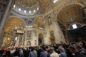 Capilla Sixtina, cardenales y miles de fieles: las mejores fotos del primer día del cónclave que elegirá al sucesor del papa Francisco