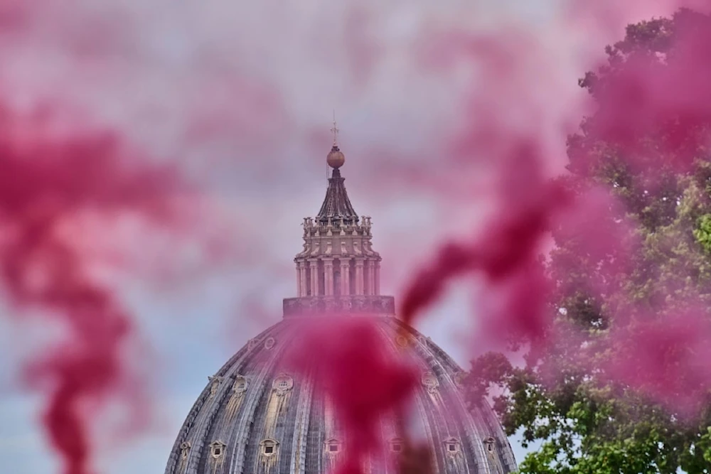 Fumata rosa por la igualdad: el grito femenino que sacude al Vaticano