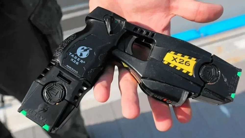 Policía argentina comenzó a usar pistolas taser en terminales de buses