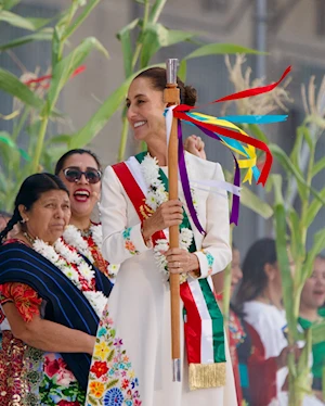 Ceremonia histórica en el Zócalo de México: Claudia Sheinbaum recibió el bastón de mando de pueblos originarios y afromexicanos