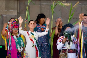 Ceremonia histórica en el Zócalo de México: Claudia Sheinbaum recibió el bastón de mando de pueblos originarios y afromexicanos