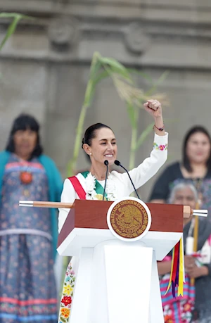 Ceremonia histórica en el Zócalo de México: Claudia Sheinbaum recibió el bastón de mando de pueblos originarios y afromexicanos