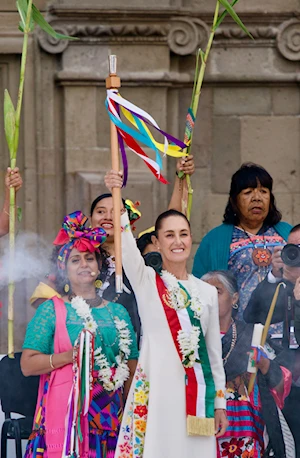 Ceremonia histórica en el Zócalo de México: Claudia Sheinbaum recibió el bastón de mando de pueblos originarios y afromexicanos