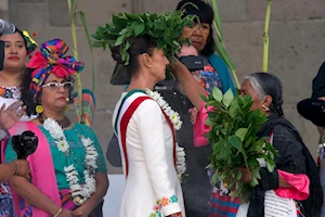 Ceremonia histórica en el Zócalo de México: Claudia Sheinbaum recibió el bastón de mando de pueblos originarios y afromexicanos