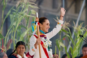 Ceremonia histórica en el Zócalo de México: Claudia Sheinbaum recibió el bastón de mando de pueblos originarios y afromexicanos