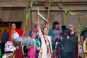 Ceremonia histórica en el Zócalo de México: Claudia Sheinbaum recibió el bastón de mando de pueblos originarios y afromexicanos