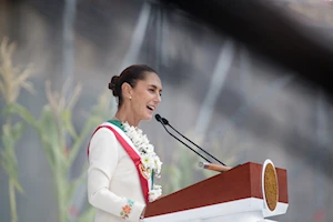 Ceremonia histórica en el Zócalo de México: Claudia Sheinbaum recibió el bastón de mando de pueblos originarios y afromexicanos