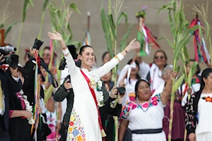 Ceremonia histórica en el Zócalo de México: Claudia Sheinbaum recibió el bastón de mando de pueblos originarios y afromexicanos