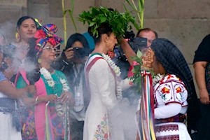 Ceremonia histórica en el Zócalo de México: Claudia Sheinbaum recibió el bastón de mando de pueblos originarios y afromexicanos