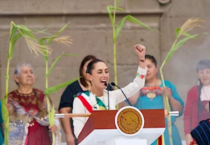 Ceremonia histórica en el Zócalo de México: Claudia Sheinbaum recibió el bastón de mando de pueblos originarios y afromexicanos