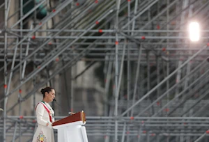 Ceremonia histórica en el Zócalo de México: Claudia Sheinbaum recibió el bastón de mando de pueblos originarios y afromexicanos