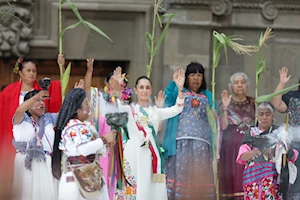 Ceremonia histórica en el Zócalo de México: Claudia Sheinbaum recibió el bastón de mando de pueblos originarios y afromexicanos