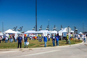 45.000 trabajadores portuarios de EEUU realizan huelga para exigir mejoras salariales