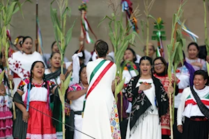 Ceremonia histórica en el Zócalo de México: Claudia Sheinbaum recibió el bastón de mando de pueblos originarios y afromexicanos