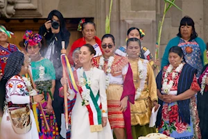 Ceremonia histórica en el Zócalo de México: Claudia Sheinbaum recibió el bastón de mando de pueblos originarios y afromexicanos