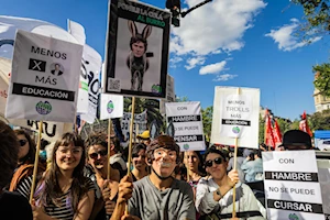 Estudiantes y educadores de Argentina se movilizaron contra veto de Milei al financiamiento de la educación pública