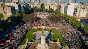 Estudiantes y educadores de Argentina se movilizaron contra veto de Milei al financiamiento de la educación pública