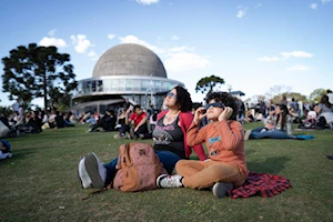 Desde Isla de Pascua hasta la Patagonia: Eclipse solar anular deslumbra a Chile y Argentina