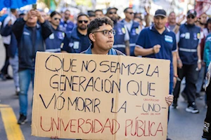 Estudiantes y educadores de Argentina se movilizaron contra veto de Milei al financiamiento de la educación pública