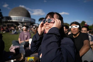 Desde Isla de Pascua hasta la Patagonia: Eclipse solar anular deslumbra a Chile y Argentina