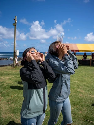 Desde Isla de Pascua hasta la Patagonia: Eclipse solar anular deslumbra a Chile y Argentina