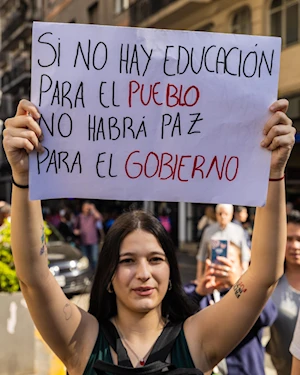 Estudiantes y educadores de Argentina se movilizaron contra veto de Milei al financiamiento de la educación pública