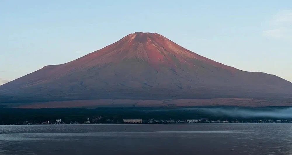 Altas temperaturas retrasan aparición de nieve en monte Fuji, Japón