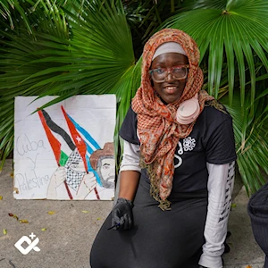 Jóvenes universitarios cubanos pintan carteles en solidaridad con Palestina y Líbano