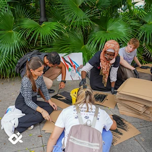 Jóvenes universitarios cubanos pintan carteles en solidaridad con Palestina y Líbano