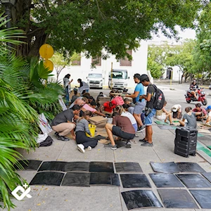 Jóvenes universitarios cubanos pintan carteles en solidaridad con Palestina y Líbano