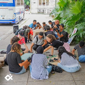 Jóvenes universitarios cubanos pintan carteles en solidaridad con Palestina y Líbano