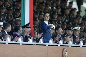 Claudia Sheinbaum recibe salutación de Fuerzas Armadas como primera Comandanta Suprema de México