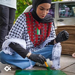 Jóvenes universitarios cubanos pintan carteles en solidaridad con Palestina y Líbano