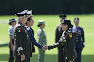 Claudia Sheinbaum recibe salutación de Fuerzas Armadas como primera Comandanta Suprema de México