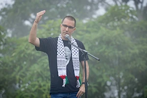 Venezuela iza la bandera de Palestina en lo alto del parque nacional Warairarepano