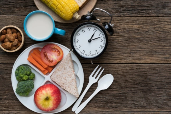 Comer a deshoras: ¿Cómo afecta a la salud este hábito?