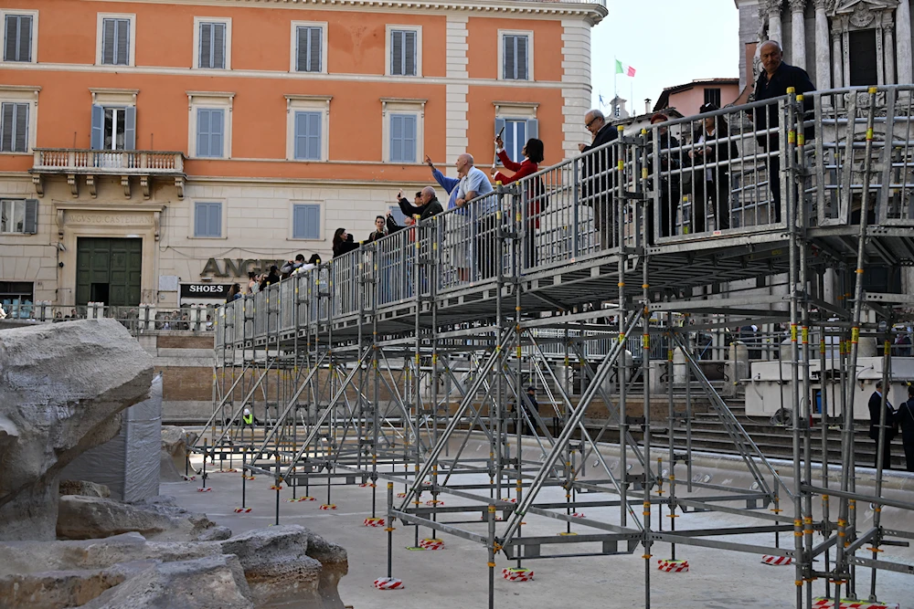 Por mantenimiento, instalan puente temporal en Fuente de Trevi en Roma