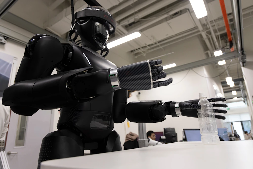 Presentan en China robot humanoide capaz de hacer múltiples tareas