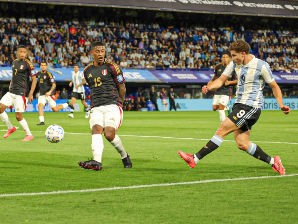 Argentina derrota a Perú y se afianza como líder de las eliminatorias