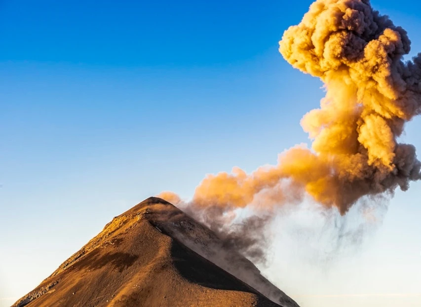 Emiten alerta en Guatemala por actividad de tres volcanes