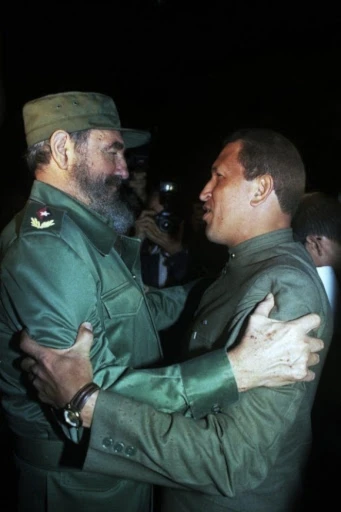 El simbolismo de un primer abrazo: Fidel y Chávez hace 30 años