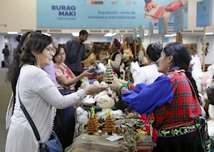 Exposición "Ruraq Maki, hecho a mano" exhibe en Lima increíbles tejidos y objetos artesanales de los pueblos originarios de Perú