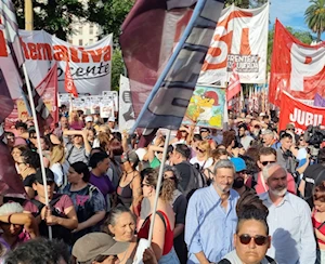 Argentinos conmemoran en la Plaza de Mayo 23 años de las protestas de 2001 y piden cese de políticas neoliberales de Milei