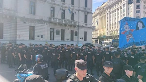 Argentinos conmemoran en la Plaza de Mayo 23 años de las protestas de 2001 y piden cese de políticas neoliberales de Milei