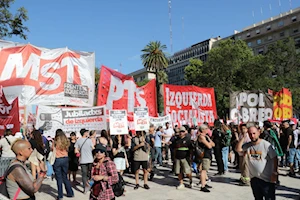 Argentinos conmemoran en la Plaza de Mayo 23 años de las protestas de 2001 y piden cese de políticas neoliberales de Milei