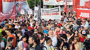 Argentinos conmemoran en la Plaza de Mayo 23 años de las protestas de 2001 y piden cese de políticas neoliberales de Milei