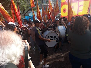 Argentinos conmemoran en la Plaza de Mayo 23 años de las protestas de 2001 y piden cese de políticas neoliberales de Milei