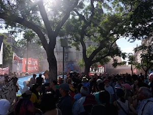 Argentinos conmemoran en la Plaza de Mayo 23 años de las protestas de 2001 y piden cese de políticas neoliberales de Milei