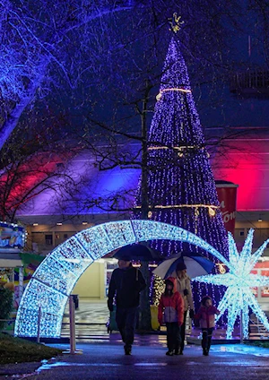 Deslumbrantes decoraciones navideñas iluminan las casas y calles de Canadá: un recorrido visual por la magia de la temporada