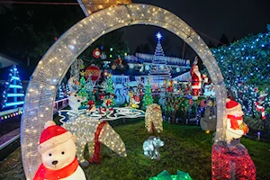 Deslumbrantes decoraciones navideñas iluminan las casas y calles de Canadá: un recorrido visual por la magia de la temporada